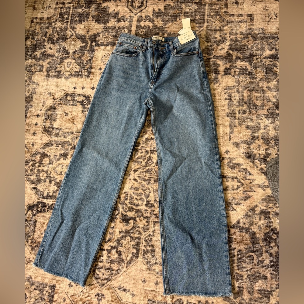 New with tags abercrombie high rise 90s relaxed Jean